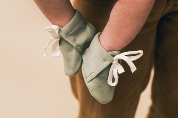 Baby wearing outfit and hair ribbon in pima cotton | UAUA Collections