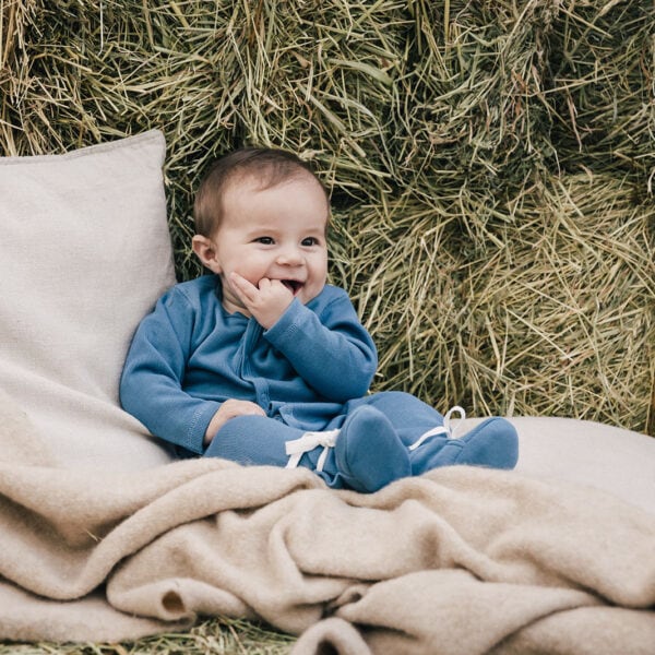 Baby wearing footie in pima cotton - azul - cuzco collection | UAUA Collections