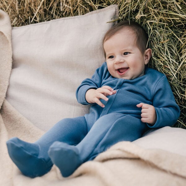 Baby wearing footie in pima cotton - azul - cuzco collection | UAUA Collections