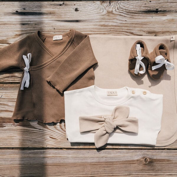 Baby booties, t-shirt long sleeves and hair ribbon in pima cotton | UAUA Collections