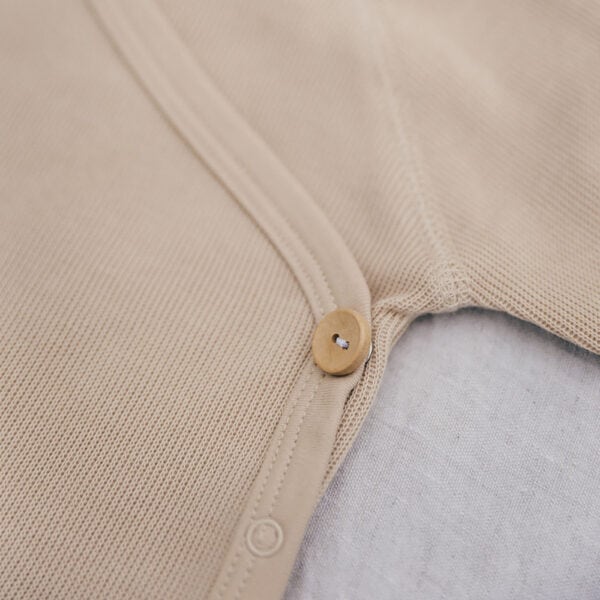 Baby onesie with wooden button in pima cotton | UAUA Collections