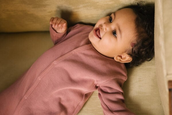 Toddler wearing basic footie in pima cotton - hibisco - Puno Collection | UAUA Collections