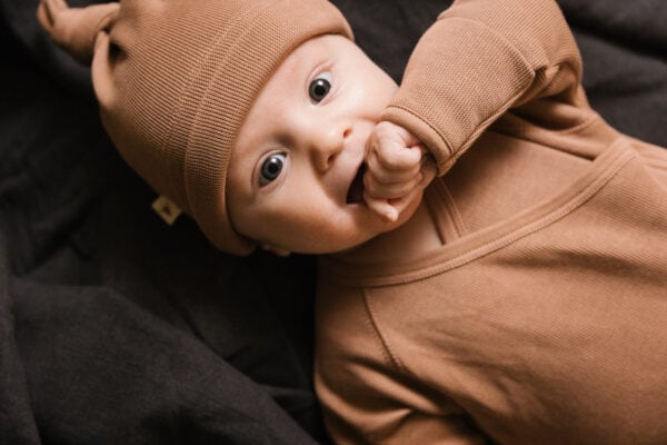 Baby wearing gown and baby hat in pima cotton - biscotti - Puno Collection | UAUA Collections