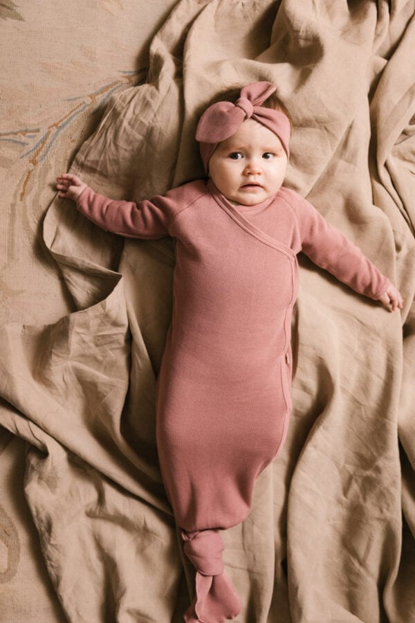 Baby girl wearing gown and baby bow in pima cotton - hibisco - Puno Collection | UAUA Collections