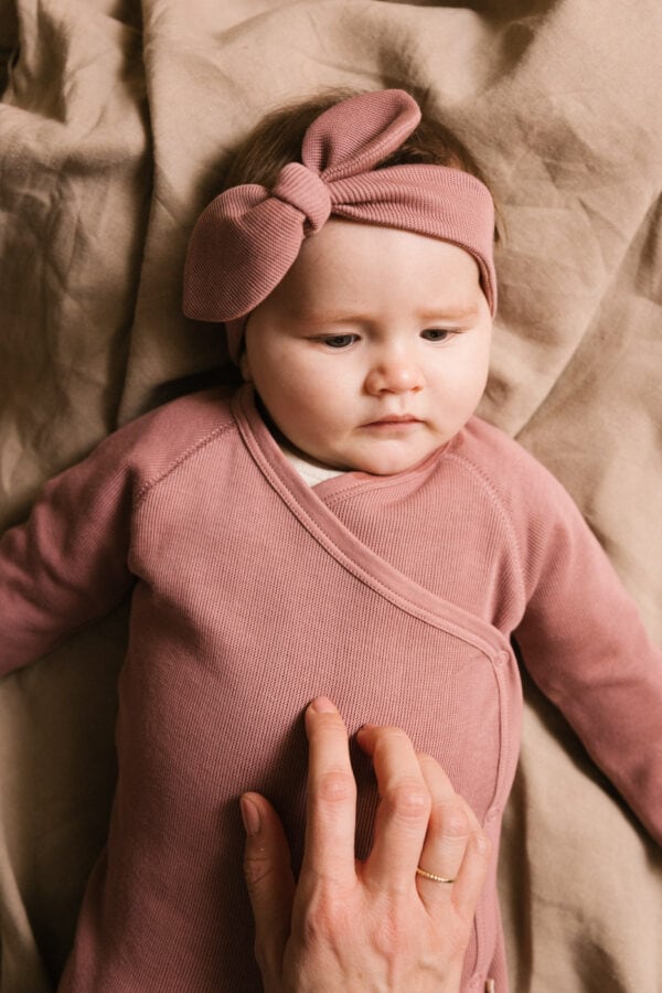 Babies wearing footie and hair ribbon in pima cottoon - hibisco - Puno Collection | UAUA Collections